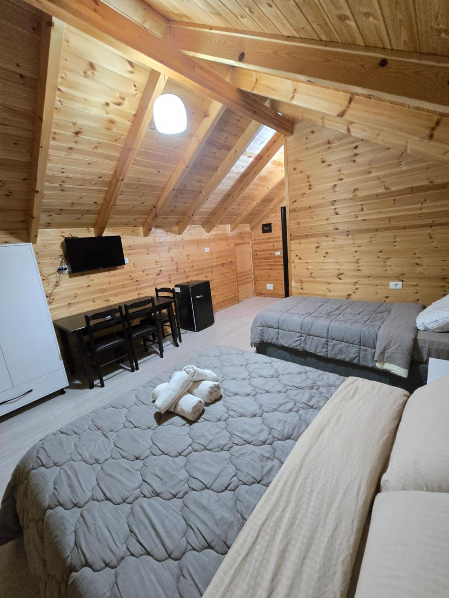 Beni Rooms Tale Lezhe Bilik gambar